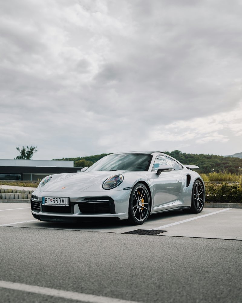 Porsche 911 Turbo S parcheggiata